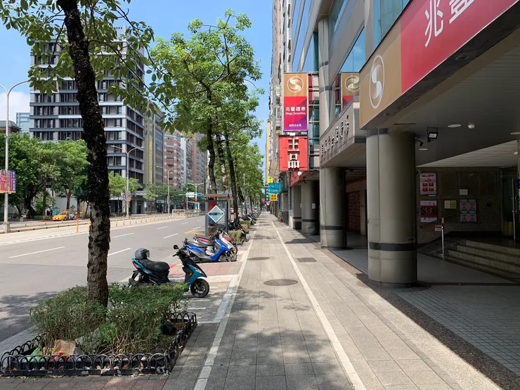 筆直的行人道。