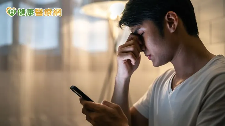 建議減少使用3C產品,每30分鐘讓眼睛休息或眺望遠方,避免過度疲勞。