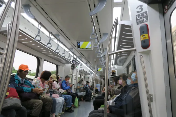 長條椅配置的車廂  攝影:作者