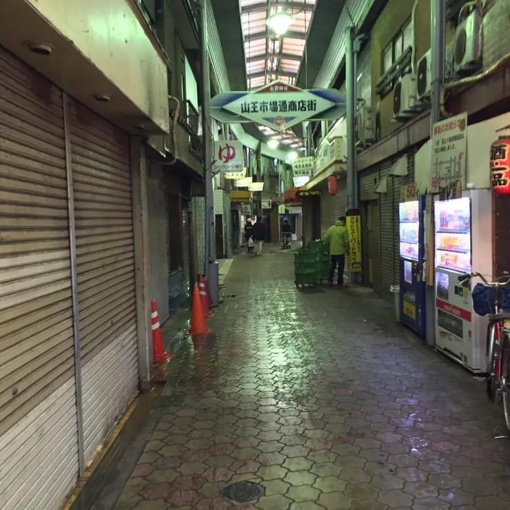 往飛田新地的方向走，街道會越來越雜亂、也越來越少行人