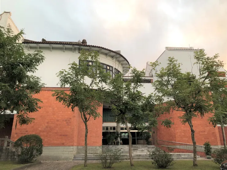 維持傳統建築的三段式構圖，臺基、中段屋身為紅磚，上層至屋頂以白色銜接