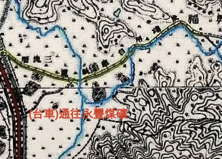 興隆路二段鋪設台車軌道，支線軌道往南通到永豐煤礦，會經過萬盛溪