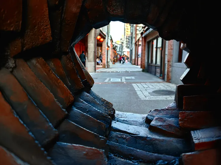 從洞口望出，焦點都聚集在此。接近黃昏天氣陰暗時更為美麗。