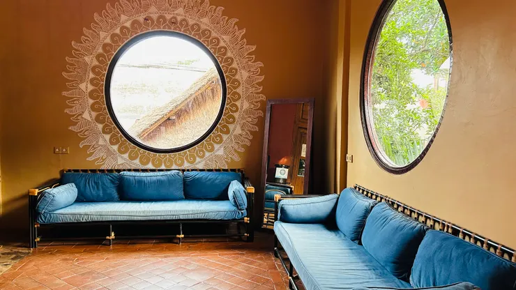 喜歡教室外休息區這個角落 很有禪風 窗戶很像一個太陽或月亮？