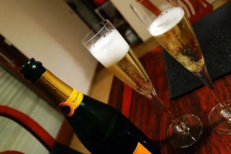 我們買的這一瓶當然已經不是大名鼎鼎的一八一一特釀，是凱歌無年份黃牌。