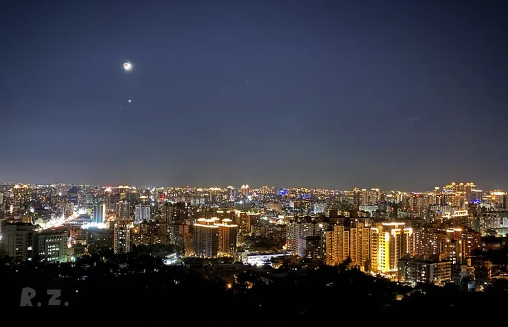 剛入夜時都市的璀璨燈光 ([陳傳義]拍攝)