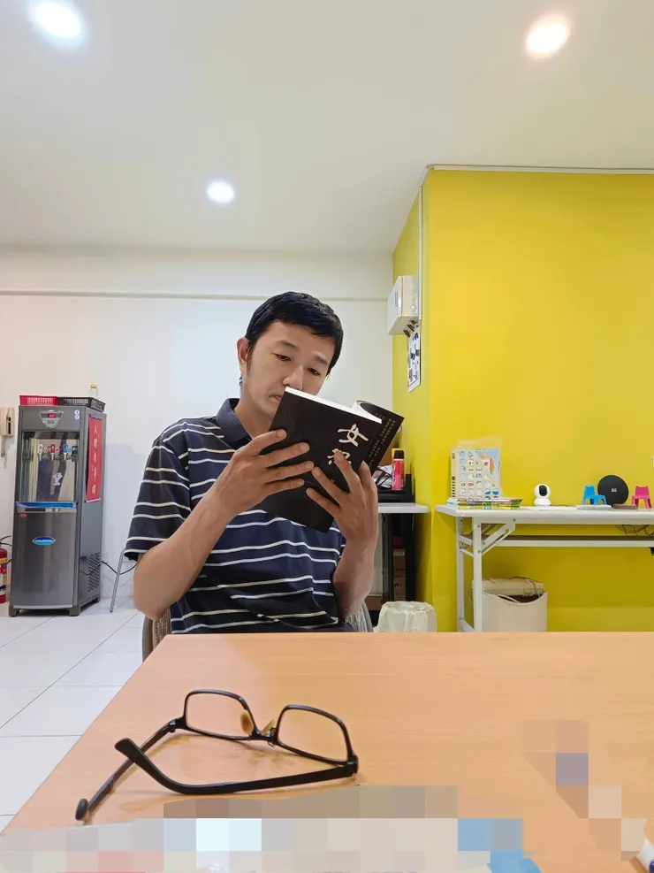 正在閱讀新書的我