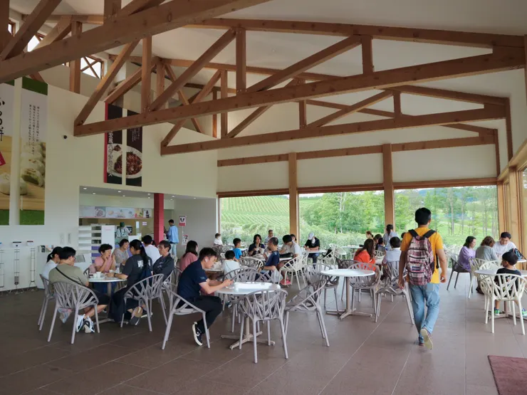 上方樑柱為中空設計無壓迫感，搭配透明玻璃，感覺就像在田園中用餐一樣