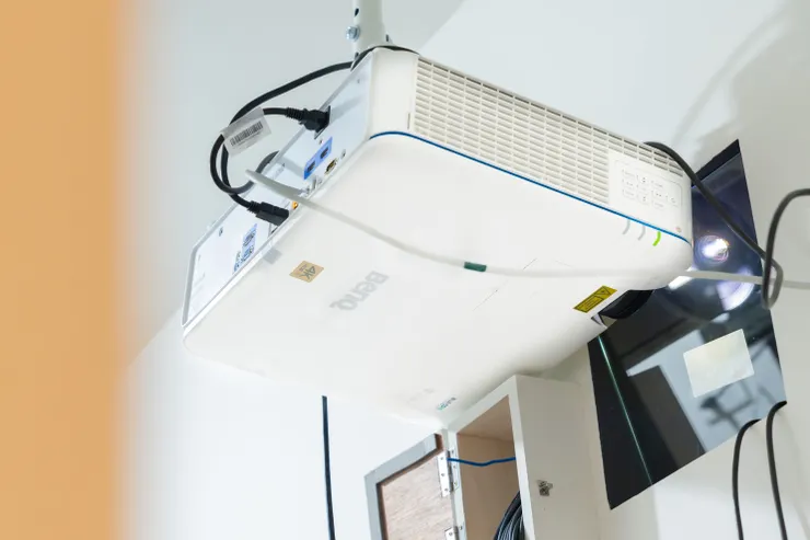 在工作室裡，有一間專門的主機房置放相關設備，4K 雷射投影機便置放於此。