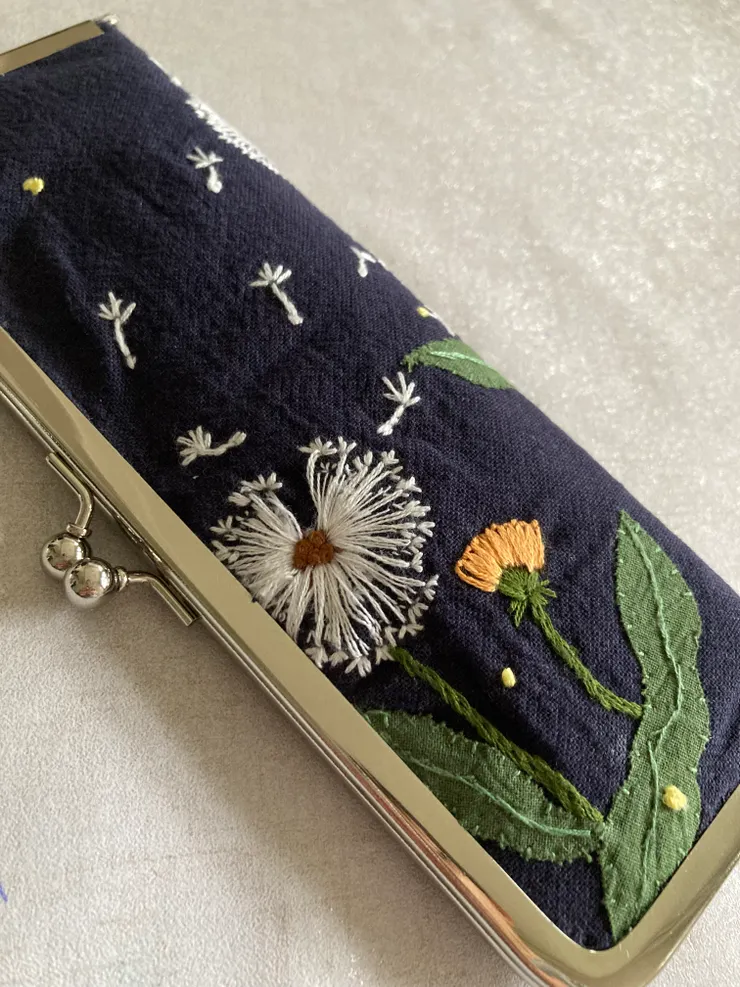 千呼萬喚始出來的刺繡口金筆袋終於完成！