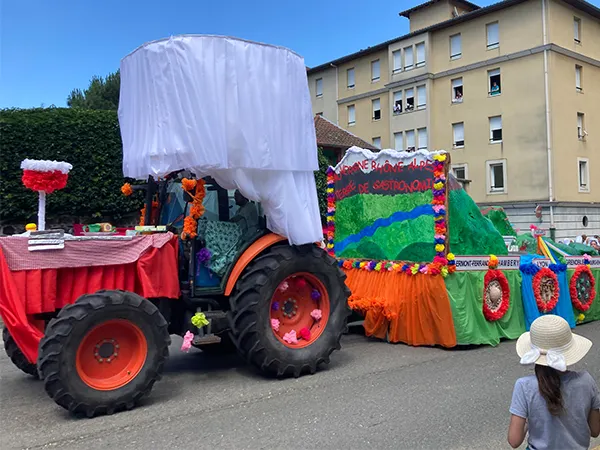 花車本體是農用牽引機後面再接上裝飾後的拖車