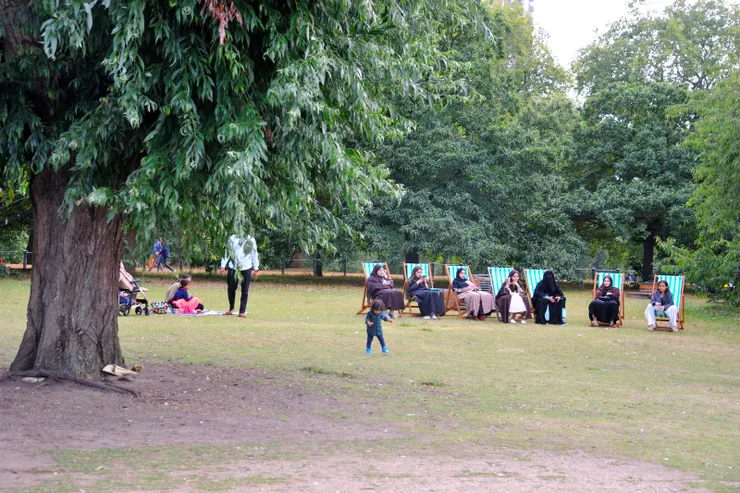 【明知幅員廣大且安於湖邊一角 端詳各色人等與動物和平相處】