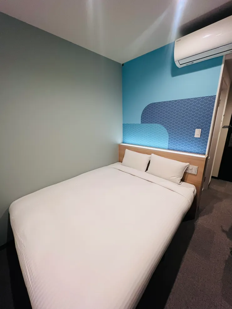 雙人床房(QUEEN SIZE床)，兩個正常體型大人沒問題