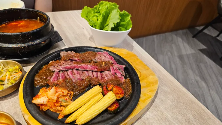 這是梨谷韓式料理的牛排!牛排份量比我想像中多!超好吃!比夜市牛排好吃太多了!