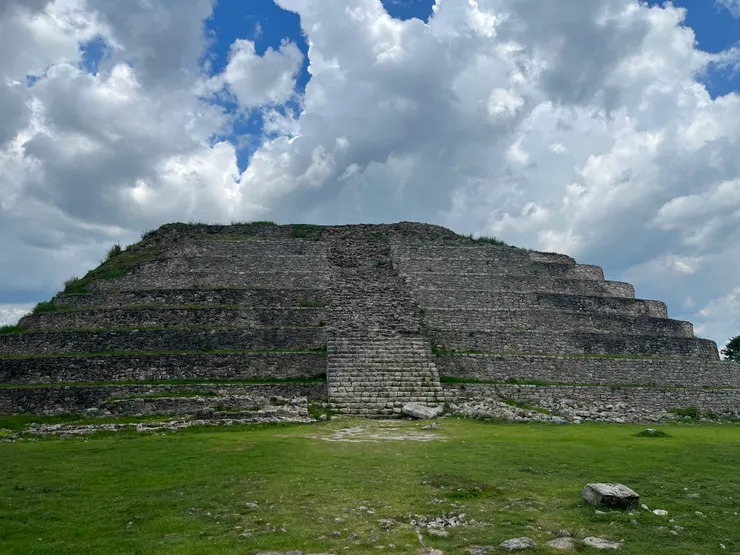 殘存的小型馬雅遺跡,少有的可以爬的金字塔