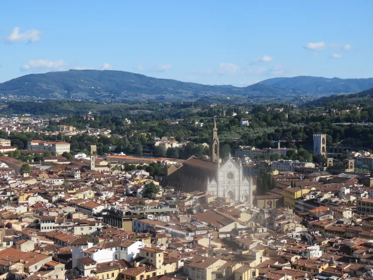 圓頂觀景台，居高俯下觀賞，視野寬闊，西南方有聖十字架聖殿