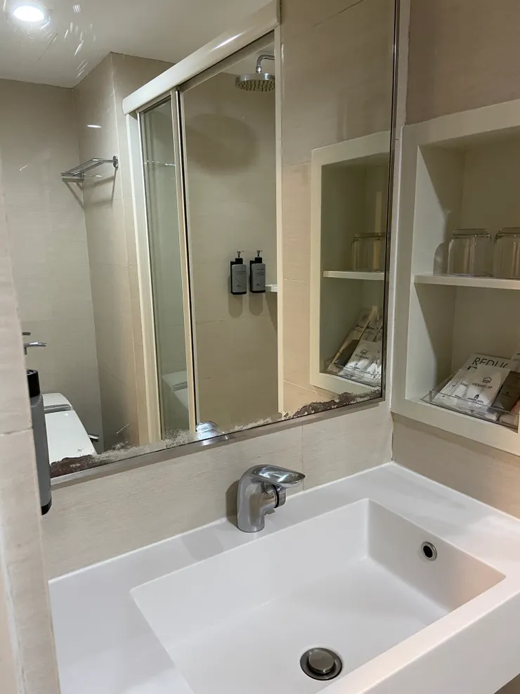 浴室鏡面有水漬