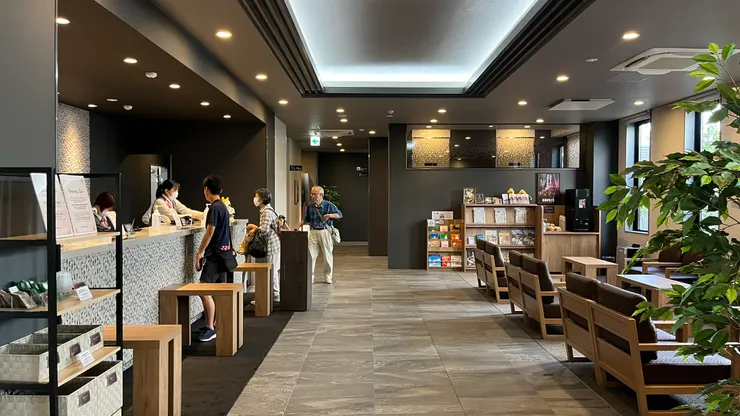 櫃台旁有些備品能自由取用。