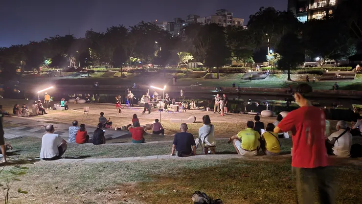 〔興大康河〕河濱公園.街頭藝人演奏及其舞蹈(李建崑攝影)