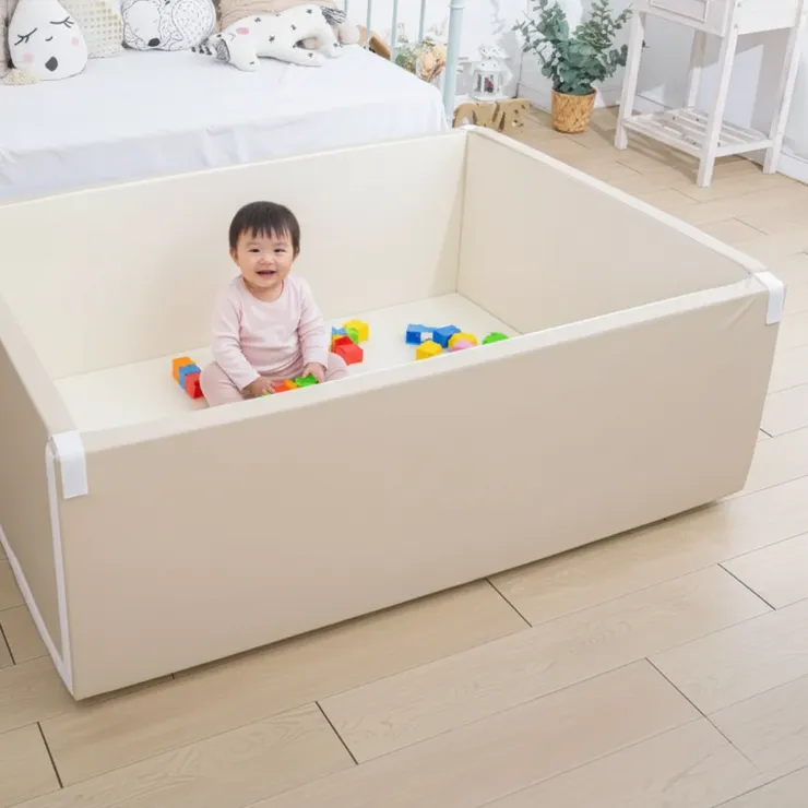 巧福 CHIAO FU 折疊地墊城堡立起變遊戲圍欄的情境圖。 5cm 超厚度帶來的極致安全保護。