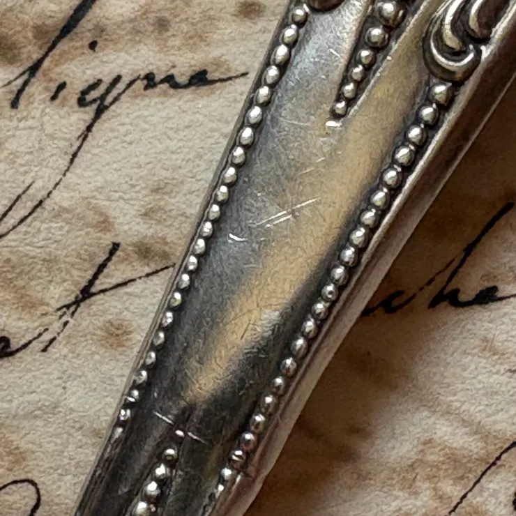 套子本身也有細小的使用刮痕,有一面下半部極輕微小凹傷。(1)