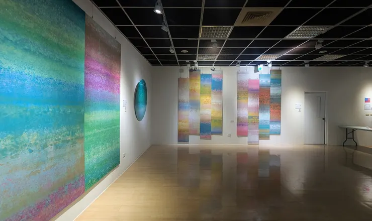積吶虹光，〈青天白日滿地「虹」園林〉，壓克力顏料。 