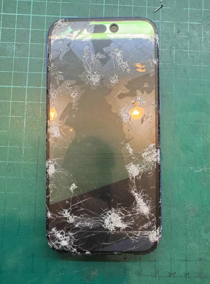 iPhone 16 維修前螢幕爆裂+中框變形