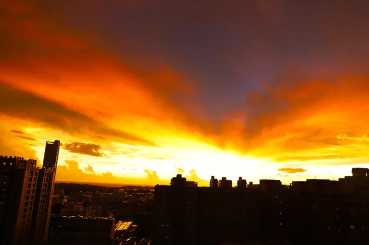 火紅的雲層很有迫力