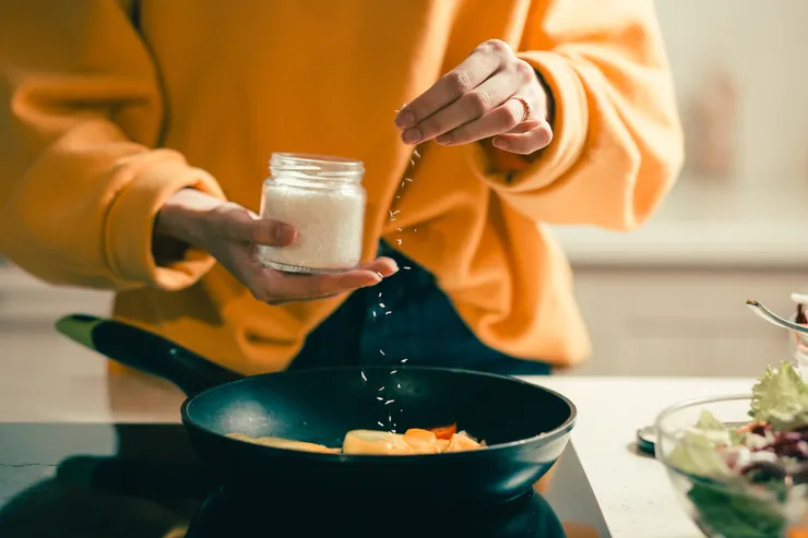 同樣的一抹鹽巴，在食材剛下鍋時撒入，或是等到熄火前才點綴，對食材產生的化學反應並不相同。圖/123RF圖庫