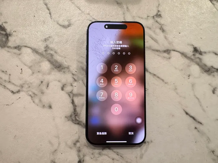 iPhone 15 Pro 螢幕換玻璃