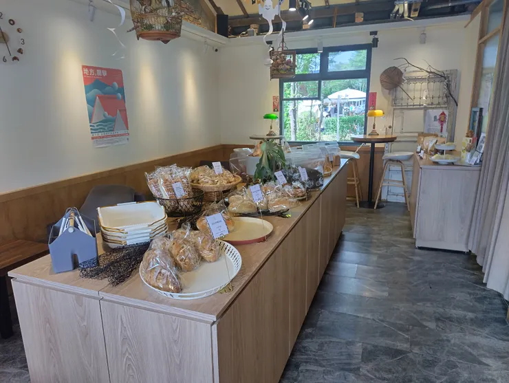 一走進 55 號烘焙室，立刻被架上琳瑯滿目、香氣四溢的誘人麵包陳列所吸引
