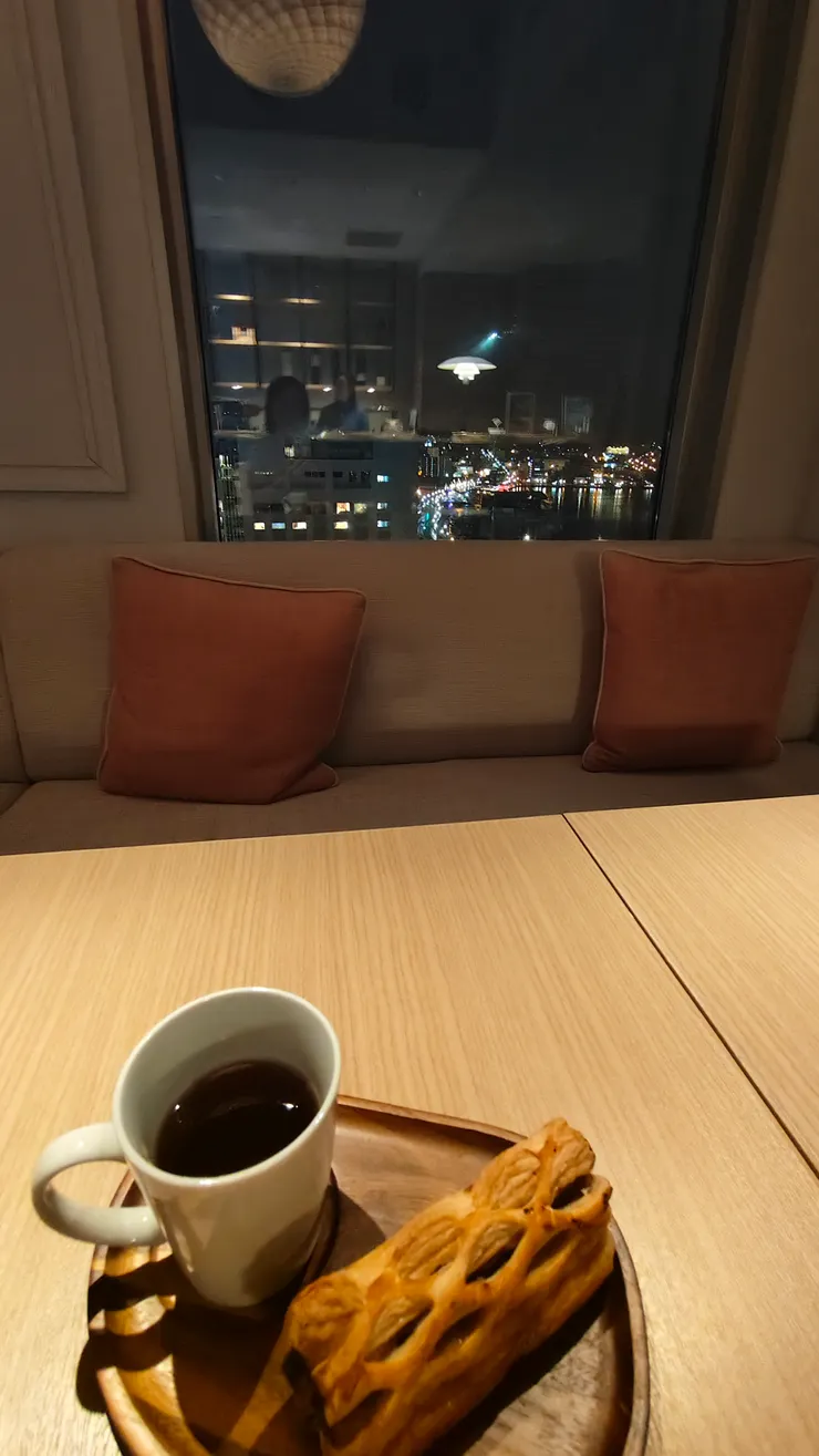 在函館五天，每晚我都會端著杜仲茶，來到飯店酒吧看夜景，安靜的坐著