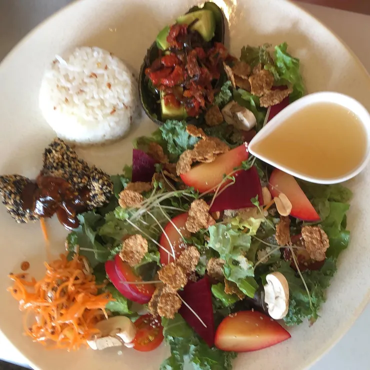 ▲ホドホド野菜招牌「超級食物特製沙拉盤」(照片摘自ホドホド野菜 IG)