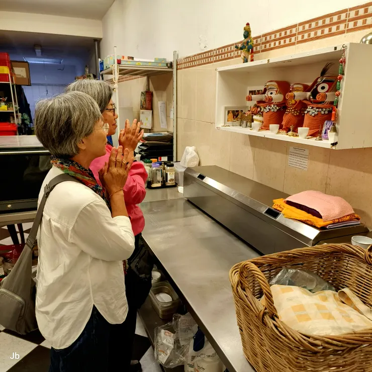 【到了帕布的麵包店，先在神壇前敬拜至尊主。】