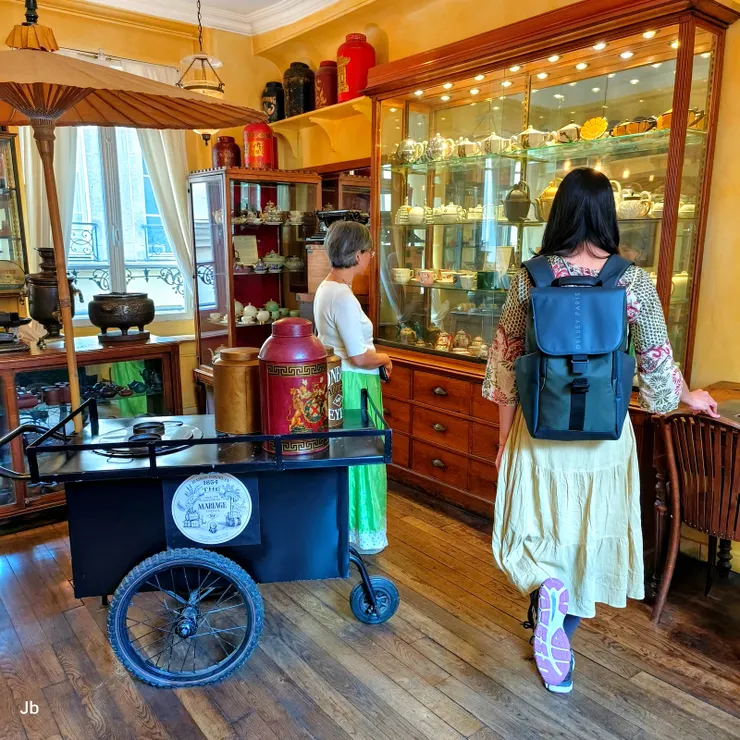 【回眸百年在茶博物館巧遇中華！Mariage Frères二樓有間茶葉博物館，展示該公司自1854年創立以來演變歷程的相關文物，其中自也與中華茶文化有一定關聯。】