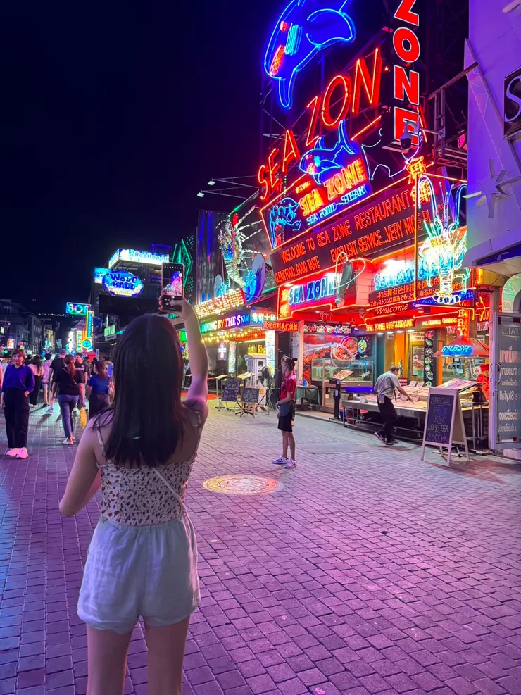 那天有去一家眾多女子在台上裸上身扭動身體的酒吧，覺得尷尬 @芭達雅紅燈區