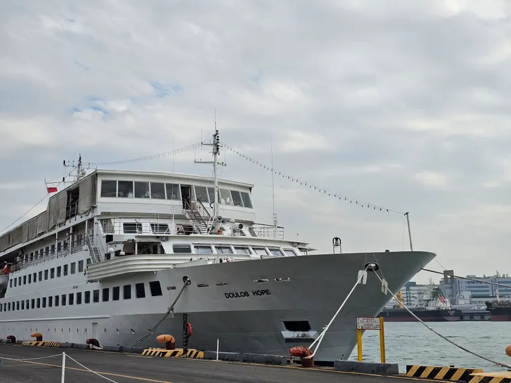 來到8號碼頭,看到了望樸號本船