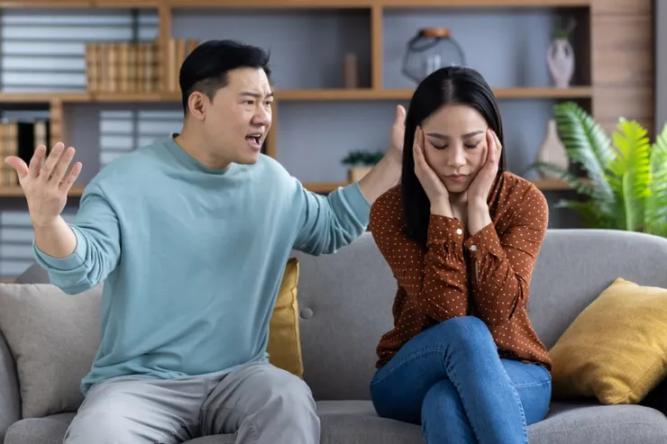 當伴侶開始大聲吼叫起衝突，先緩和雙方的情緒並且冷靜，再來談問題。圖/123RF圖庫