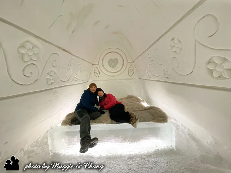 冰雕細緻的刻痕成晶瑩剔透的冰床