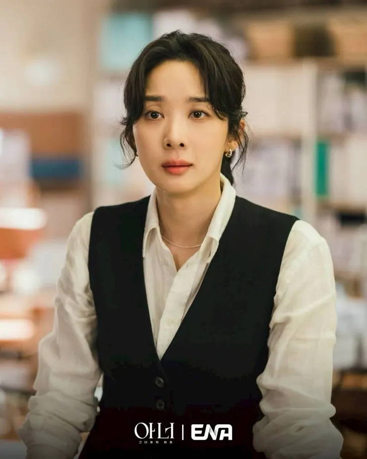 她拒絕只停留在辯論層面,而是選擇直接承擔後果,將理念落實為行動。