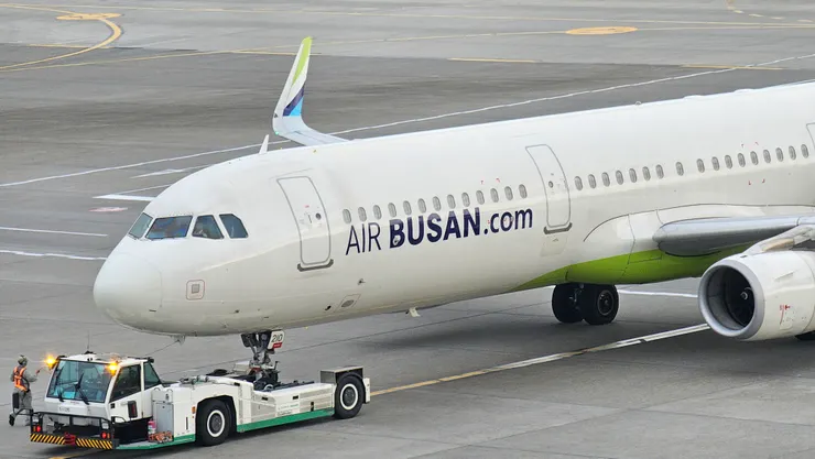 這是釜山航空的空中巴士A321型窄體單走道客機正準備從桃機後推!