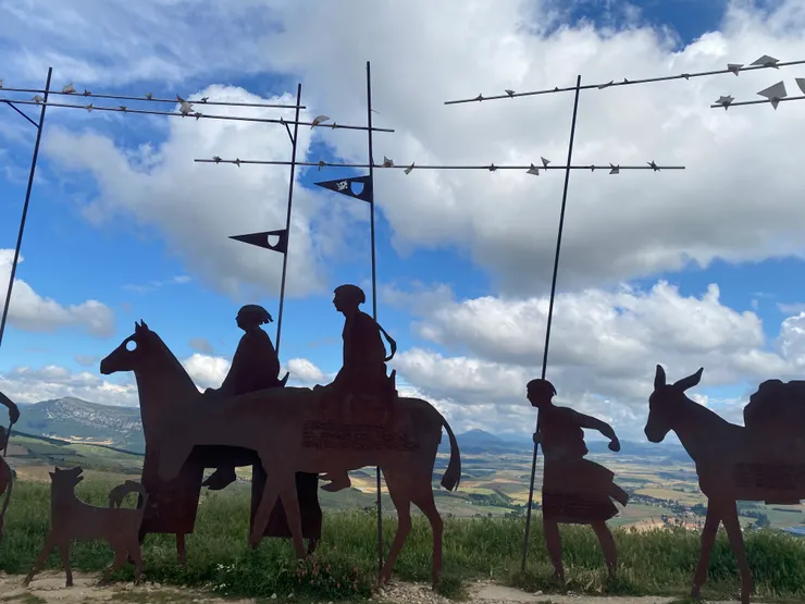 寬恕之鋒Alto del Perdón：傳說朝聖者翻越這座山丘時，可以在此祈求寬恕，獲得內心的釋放。