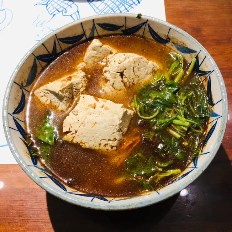 巧本味蔬食的紅燒臭豆腐，最朝思暮想的池上美食之一。