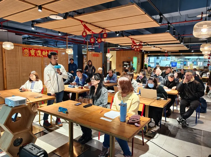 桃園市觀光發展基金會陳信守副執行長(站立者)與在地業者互動。圖/桃園市觀光發展基金會提供