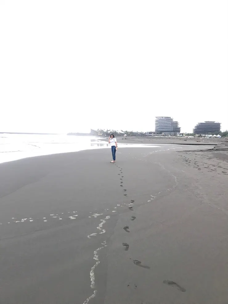 玩瘋，沙上全是我們的腳印