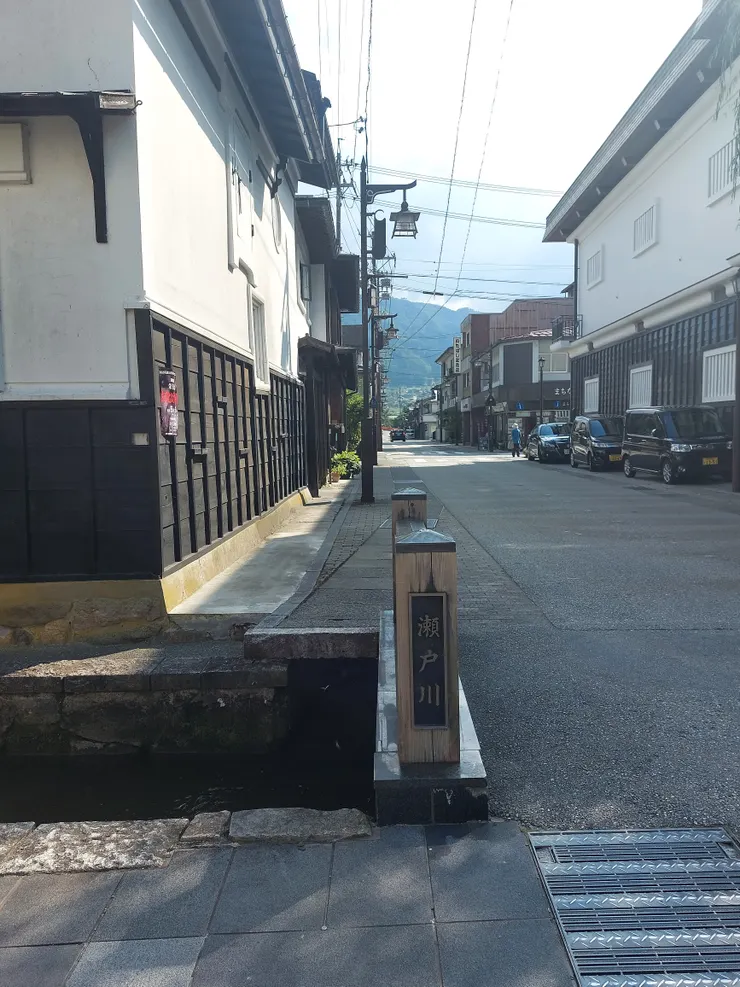 瀨戶川的告示，旁邊就是白壁土藏街跟瀨戶川了