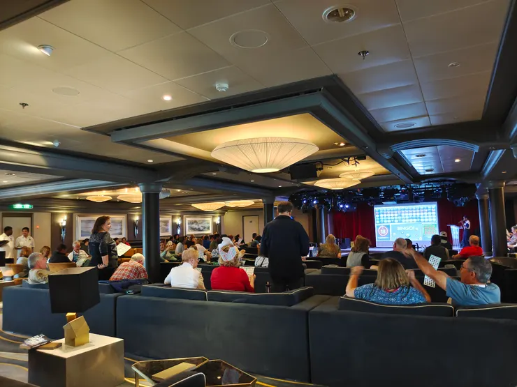 Bliss正在玩賓果，照片中頭戴紙帽的紅衣女士是賓果女王。