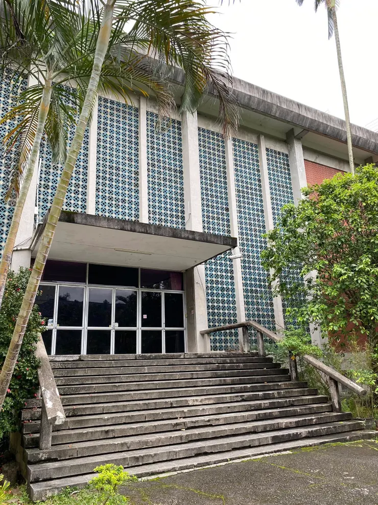 在入口兩側的樓梯旁，外牆覆蓋著花磚，當你走進建築時，透過花磚投射的光影變化，會營造出一種特別動人的空間感受。