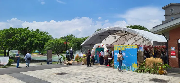 有個小市集，裡面有高中生的SDGs作品還其他社企擺攤