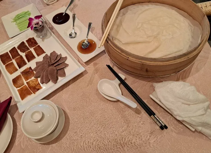 上船第一件事去吃付費餐廳！絲路花舞［烤鴨二吃1000元］……烤鴨太薄啦！